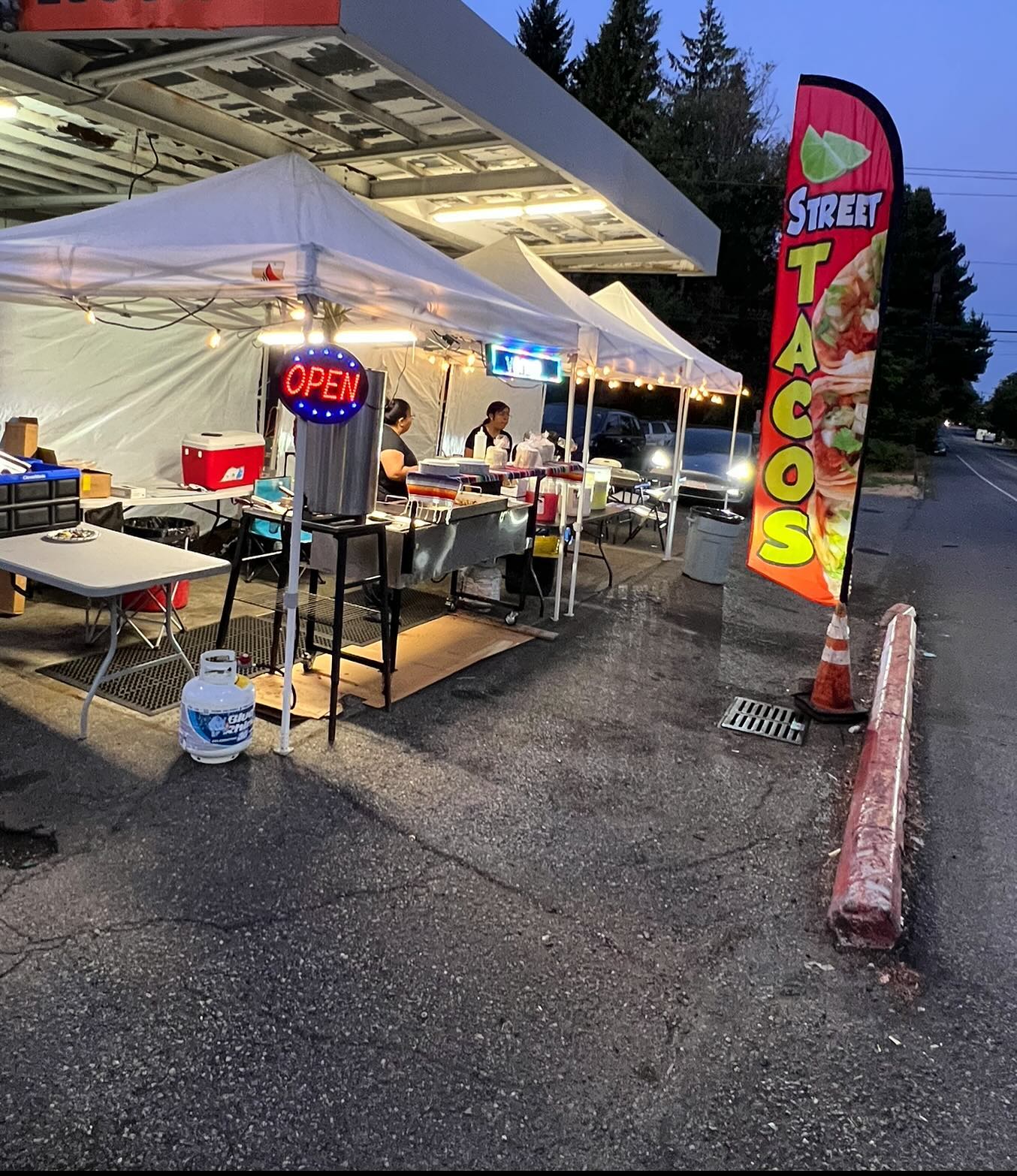 Tacos El Cholow food