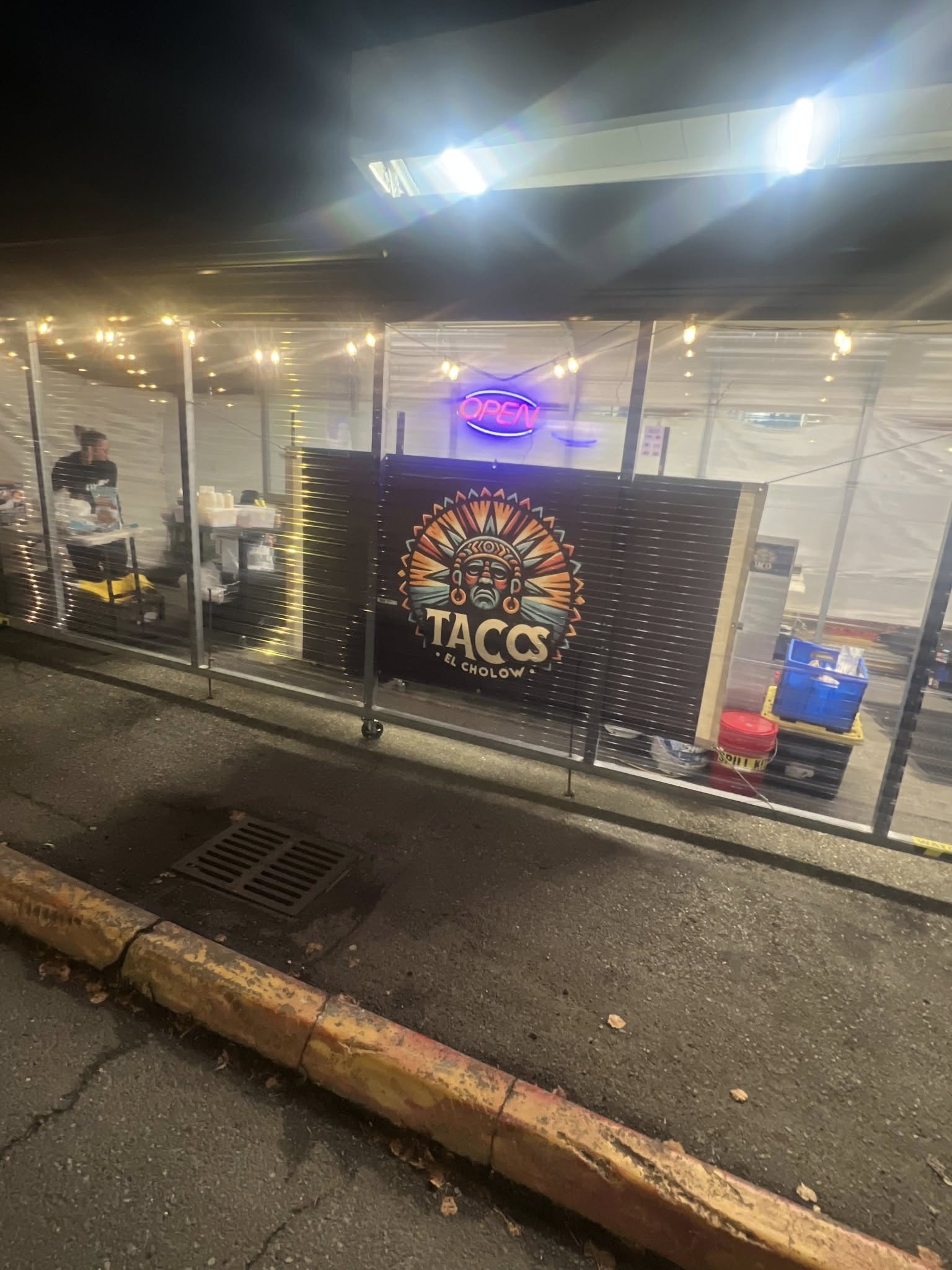 Tacos El Cholow kitchen